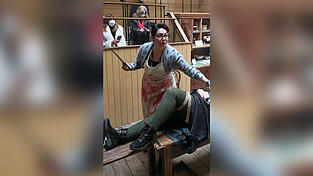 Historikerin Monica Walker demonstriert, wie eine Beinamputation im Old Operation Theatre ablief. Heute ist der Ort ein Museum.