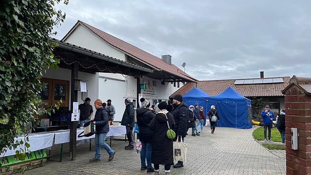 Schon früh füllte sich der Innenhof des Tierheims. Schon früh füllte sich der Innenhof des Tierheims.