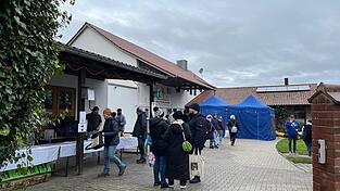 Schon früh füllte sich der Innenhof des Tierheims. Schon früh füllte sich der Innenhof des Tierheims.
