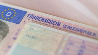 Bis Ende des Jahres soll in ganz Bayern der neue Führerschein im Internet beantragt werden können. (Symbolbild) Bis Ende des Jahres soll in ganz Bayern der neue Führerschein im Internet beantragt werden können. (Symbolbild)