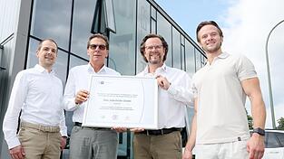 Der Landshuter IHK-Regionalbetreuer Marc-Andr&eacute; Alram (von links) und IHK-Vizepr&auml;sident Hans Graf gratulierten den beiden Gesch&auml;ftsf&uuml;hrern der Glas Judenhofer GmbH, Stephan Judenhofer und Maximilian Tutsch, am Freitag zum Firmenjubil&auml;um.