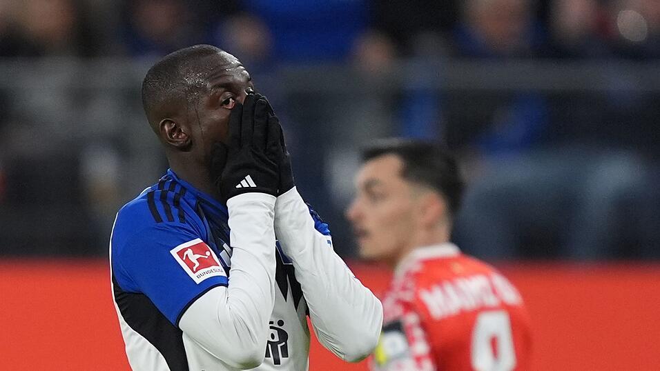 Jean-Luc Domp&eacute; vom Hamburger SV bleibt nach seiner Alkoholfahrt weiter vom Spielbetrieb suspendiert. (Archivbild)