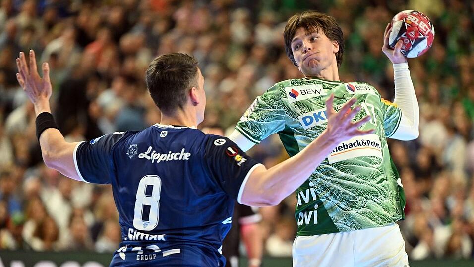 F&uuml;chse-Nationalspieler Nils Lichtlein setzt zum Wurf gegen Lemgos Frederik Simak an