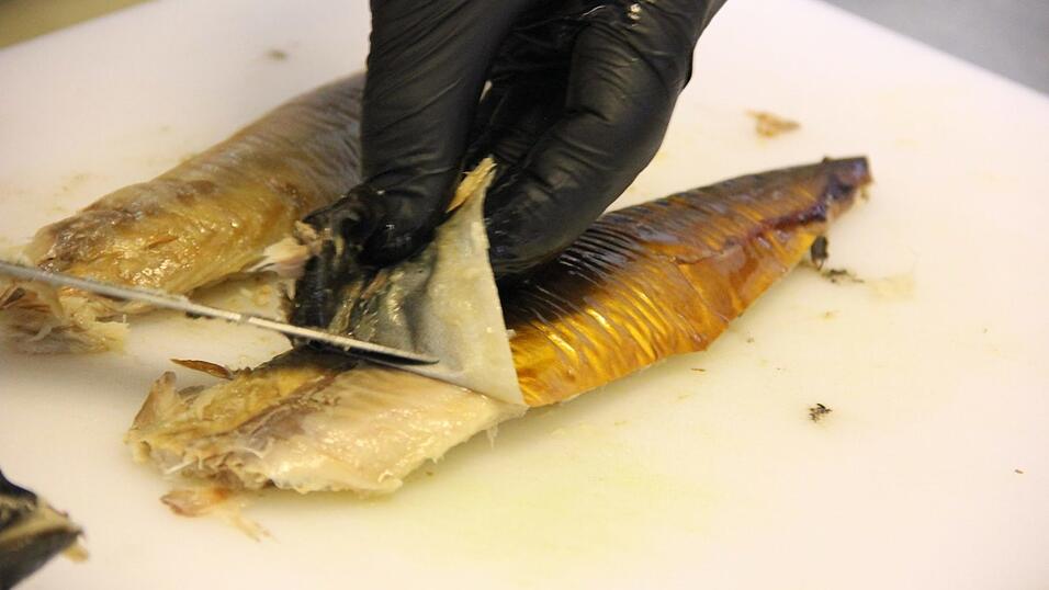 Daniel Siegl vom Siegls in Furth im Wald kocht Rahmsüppchen vom Räucherfisch.