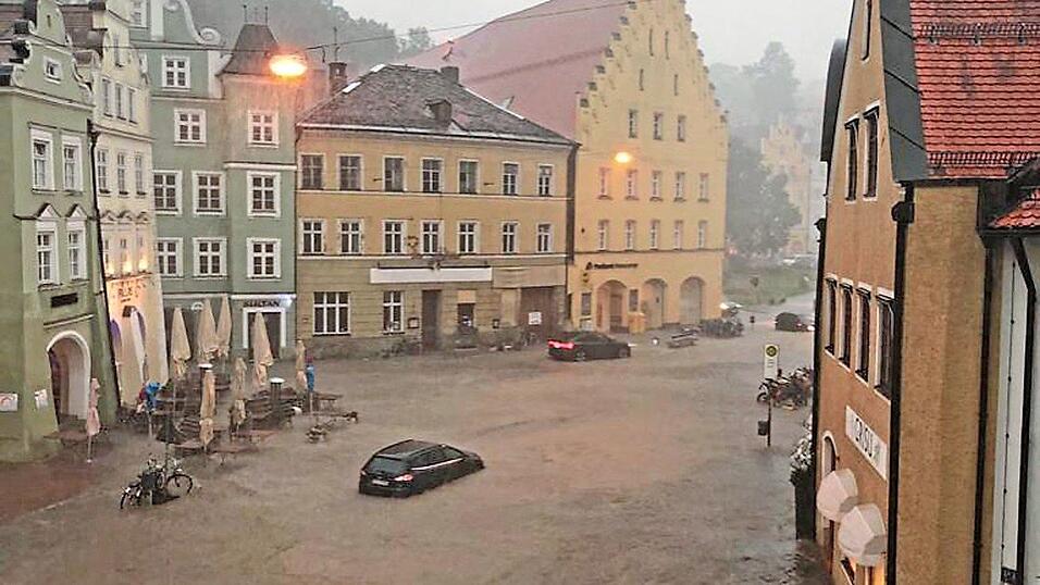 In Landshut war der Regen so stark, dass innerhalb von wenigen Minuten die Altstadt &uuml;berflutet wurde. Fahrzeuge hatten sichtlich M&uuml;he, sich durch die Fluten zu k&auml;mpfen.