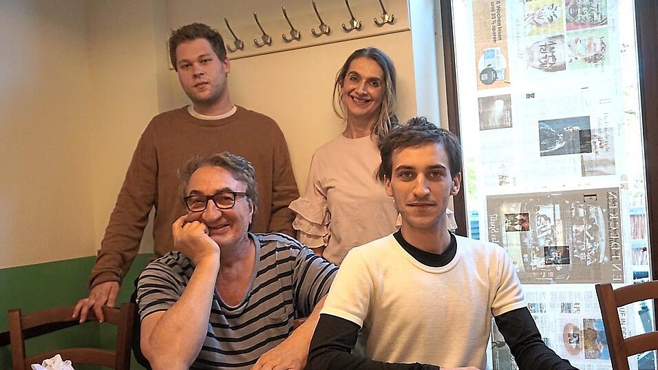 Cornelius F&auml;rber (vorne links) und sein Team freuen sich auf die Er&ouml;ffnung.