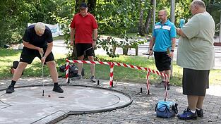 Konzentration ist gefragt beim Minigolf, auch auf kurze Entfernung.