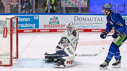 Nach zwei Heimspielen ohne eigenen Treffer platzte ausgerechnet im Duell mit Meister Berlin der Offensivknoten bei den Straubing Tigers. Justin Scott erzielt in dieser Szene das 2:2 gegen Eisb&auml;ren-Schlussmann Jake Hildebrand. Der Rest des zweiten Drittels war dann ein echter Sturmlauf der Niederbayern, die sich einen vorentscheidenden 4:2-Vorsprung erspielten.