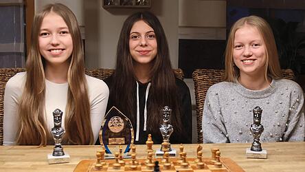 Mit ihrem dritten Platz bei der Deutschen U16-Vereinsmeisterschaft zählen (von links) Ramona Schwarzfischer (14), Nina Weber (13) und Julia Schwarzfischer (15) von den Rodinger Schachfreunden zu Deutschlands Nachwuchselite am Brett. Unterstützung erhielten sie von Gastspielerin Valentina Neumeier (15) aus Kelheim. Mit ihrem dritten Platz bei der Deutschen U16-Vereinsmeisterschaft zählen (von links) Ramona Schwarzfischer (14), Nina Weber (13) und Julia Schwarzfischer (15) von den Rodinger Schachfreunden zu Deutschlands Nachwuchselite am Brett. Unterstützung erhielten sie von Gastspielerin Valentina Neumeier (15) aus Kelheim.