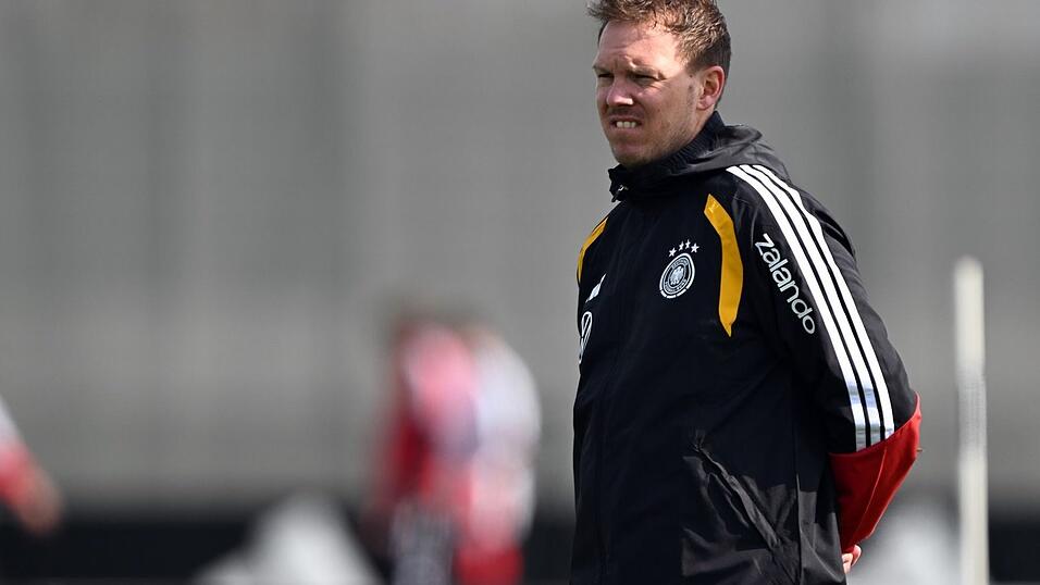 Julian Nagelsmann beobachtet das Training der Nationalmannschaft. Julian Nagelsmann beobachtet das Training der Nationalmannschaft.