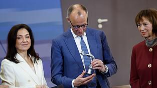 Sehen die Versorgung gesichert - Bundeskanzler Friedrich Merz und seine Wirtschaftsministerin Katherina Reiche (l).