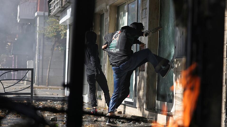 Bei Protesten Studierender gegen die Bildungspolitik in Albanien kam es zu Gewalt. Bei Protesten Studierender gegen die Bildungspolitik in Albanien kam es zu Gewalt.