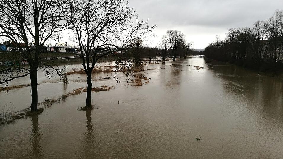 Die Flutmulde ist gesperrt, weil die Pfettrach &uuml;ber die Ufer getreten ist.