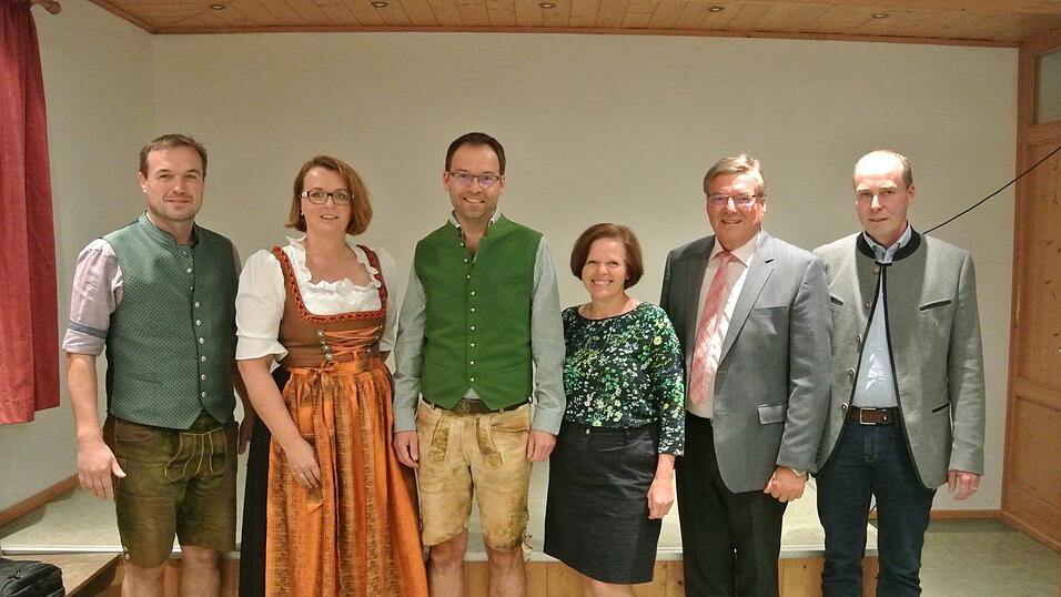 Freuten sich &uuml;ber die Vereinsgr&uuml;ndung: 2. Vorsitzender Richard Kammermeier (von links), Schatzmeisterin Birgit Kordik, Vorsitzender Martin Bauer, Schriftf&uuml;hrerin Gaby M&uuml;ller, B&uuml;rgermeister Josef Hopfensperger, 2. B&uuml;rgermeister Martin Hiergeist.