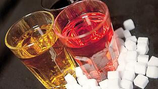 Vor allem Getränke wie Limo, Energy-Drinks oder Eistee enthalten massenhaft Zucker.
