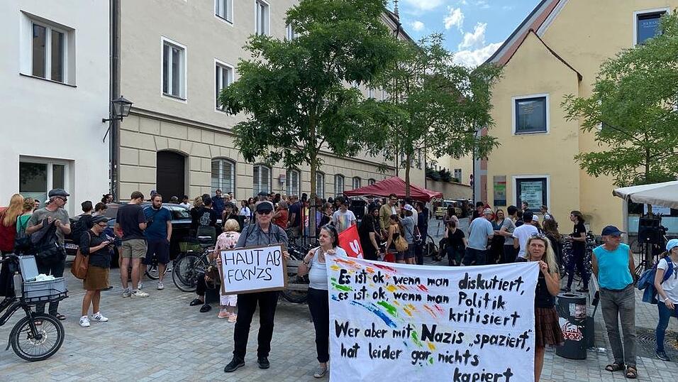 Um 15.30 Uhr haben sich die Teilnehmer zur Gegendemonstration auf dem St. Georgens-Platz in Regensburg versammelt.