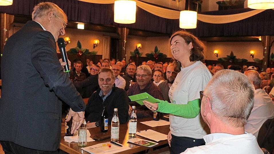 Zum Abschluss des Pilotprojekts Demografiefeste Kommune bedankte sich Ackermann bei Annika Härtel mit einem Gutschein für einen Familieneintritt ins AquaFit und Karten für die Musical-Gala von Pinocchio im nächsten Juni; für Frank Schürmann gab es ein Tragerl Bier.