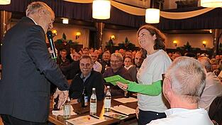 Zum Abschluss des Pilotprojekts Demografiefeste Kommune bedankte sich Ackermann bei Annika Härtel mit einem Gutschein für einen Familieneintritt ins AquaFit und Karten für die Musical-Gala von Pinocchio im nächsten Juni; für Frank Schürmann gab es ein Tragerl Bier.