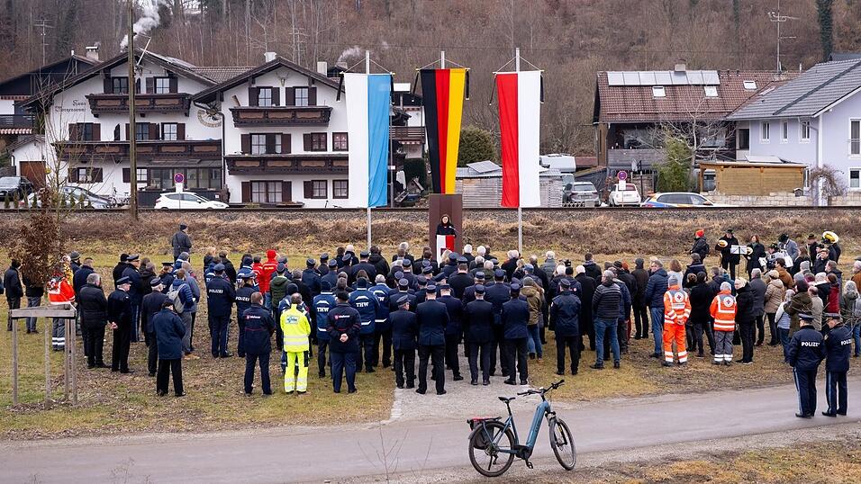 Menschen haben sich zum Gedenken an der Erinnungsst&auml;tte f&uuml;r die Opfer des Zugungl&uuml;cks versammelt.