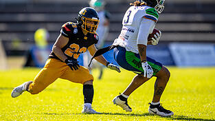 Die Straubing Spiders um Jordan Pouncey (r.) steigen ohne einen einzigen Sieg aus der GFL Süd ab. Die Straubing Spiders um Jordan Pouncey (r.) steigen ohne einen einzigen Sieg aus der GFL Süd ab.