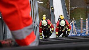 Bei einem Schanzenlauf der Feuerwehr in Oberstdorf ist ein Teilnehmer gestorben. (Symbolbild) Bei einem Schanzenlauf der Feuerwehr in Oberstdorf ist ein Teilnehmer gestorben. (Symbolbild)