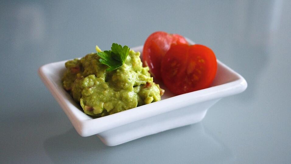 Die Avocado mit den gewürfelten Tomaten und Zwiebeln vermengen und würzen. Die Avocado mit den gewürfelten Tomaten und Zwiebeln vermengen und würzen.