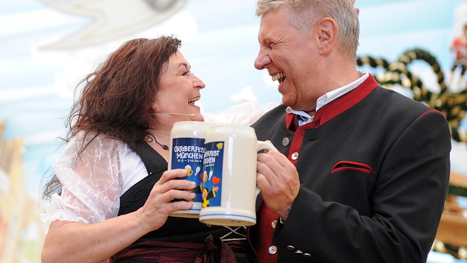 Lizzy Aumeier pr&auml;sentiert mit Dieter Reiter den Wiesn-Bierkrug 2012.&nbsp;