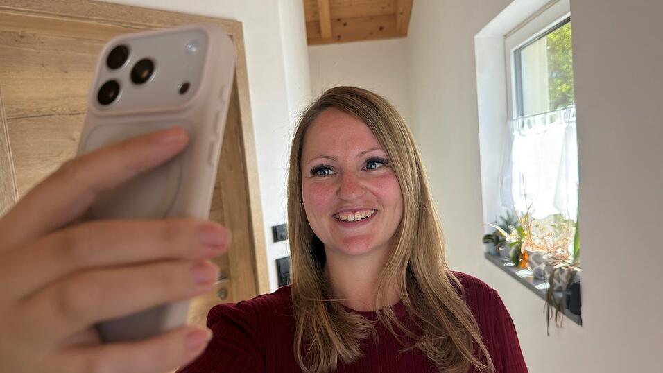 Sandra Ernst verbringt viel Zeit mit ihrem Handy. Gerne erzählt sie von ihrem Alltag. Sandra Ernst verbringt viel Zeit mit ihrem Handy. Gerne erzählt sie von ihrem Alltag.