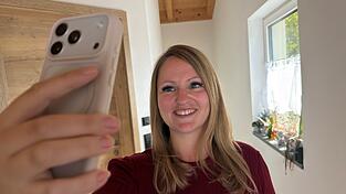 Sandra Ernst verbringt viel Zeit mit ihrem Handy. Gerne erzählt sie von ihrem Alltag. Sandra Ernst verbringt viel Zeit mit ihrem Handy. Gerne erzählt sie von ihrem Alltag.