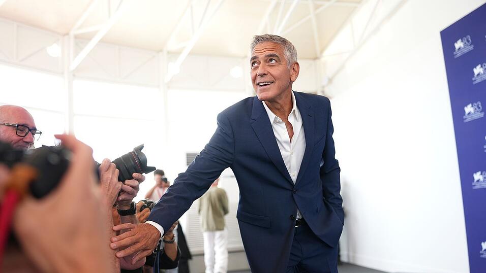 Clooney in Venedig, wie gewohnt von Fotografen umringt. Clooney in Venedig, wie gewohnt von Fotografen umringt.