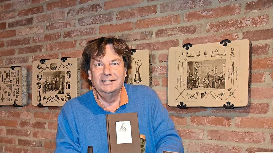 An der Steindruckpresse in der 'Werkstatt f&uuml;r Schwarze Kunst' pr&auml;sentiert Horst Pinsker seine soeben erschienene Monografie &uuml;ber Franz Xaver Gabelsberger.