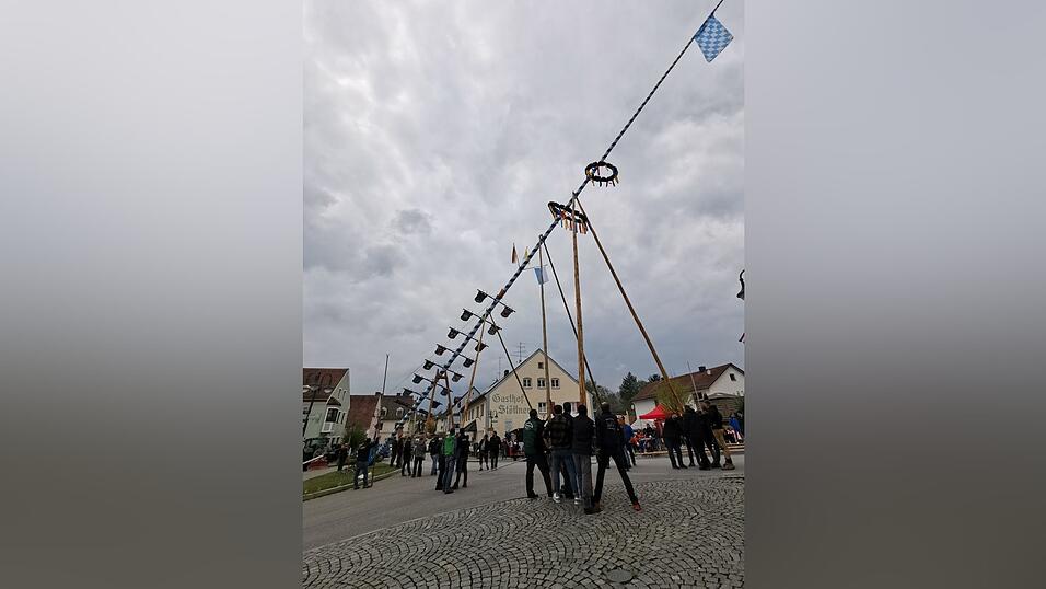 In Pfaffenberg hat die Feuerwehr den Maibaum aufgestellt.