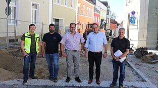 Die Vertreter von Stadt, der beteiligten Baufirma und dem Ingenieurbüro freuen sich über den reibungslosen Verlauf.