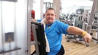 Nur einmal die Woche Sport? Für Markus zu wenig. Mit seinem Bruder geht er daher ebenfalls ins Fitnessstudio. Nur einmal die Woche Sport? Für Markus zu wenig. Mit seinem Bruder geht er daher ebenfalls ins Fitnessstudio.