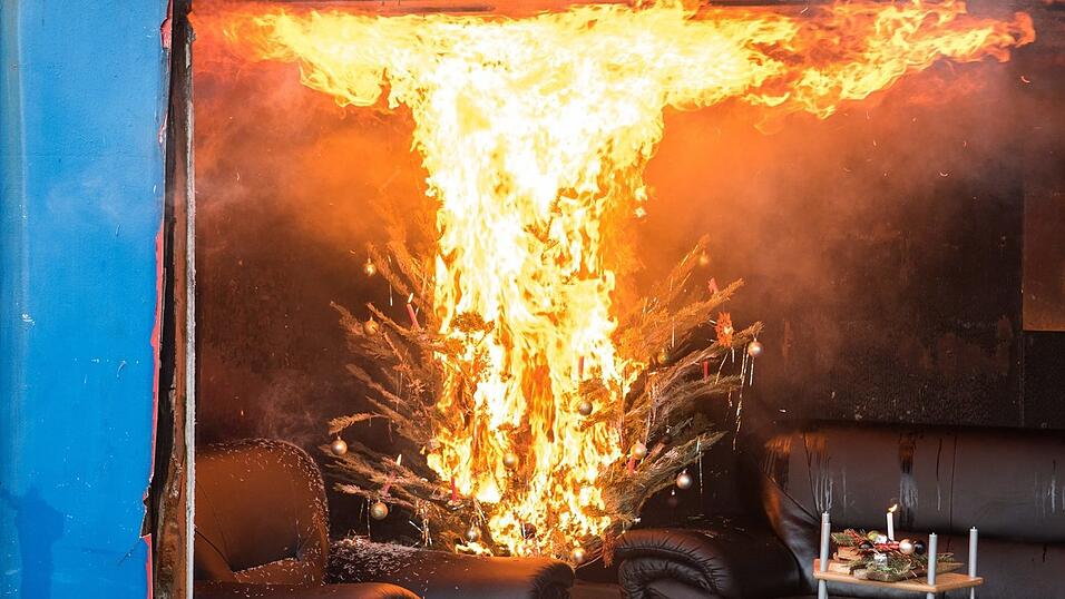 Eine Demonstration der Hamburger Feuerwehr im Dezember 2019 zeigte, wie schnell aus einem malerischen Weihnachtsbaum ein Flammeninferno werden kann. Eine Demonstration der Hamburger Feuerwehr im Dezember 2019 zeigte, wie schnell aus einem malerischen Weihnachtsbaum ein Flammeninferno werden kann.