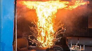 Eine Demonstration der Hamburger Feuerwehr im Dezember 2019 zeigte, wie schnell aus einem malerischen Weihnachtsbaum ein Flammeninferno werden kann.