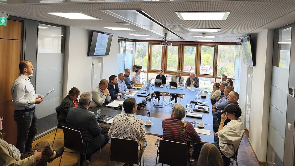 Martin Haidn (l.), Leiter des Sachgebiets &Ouml;PNV/Mobilit&auml;t, berichtet dem WUT-Aussschuss.
