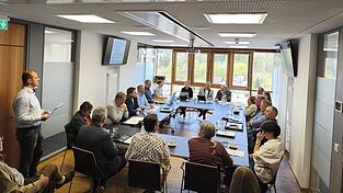 Martin Haidn (l.), Leiter des Sachgebiets &Ouml;PNV/Mobilit&auml;t, berichtet dem WUT-Aussschuss.