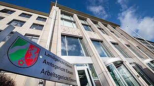Vor dem Landgericht Essen haben die ersten Zivilprozesse um den Einbruch in die Sparkasse Gelsenkirchen über Weihnachten 2025 begonnen. (Archivbild) Vor dem Landgericht Essen haben die ersten Zivilprozesse um den Einbruch in die Sparkasse Gelsenkirchen über Weihnachten 2025 begonnen. (Archivbild)
