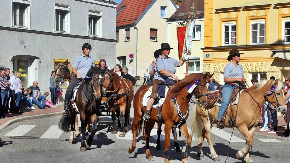 Viele Besucher verfolgten am Sonntag den Umzug auf dem Vilsbiburger Stadtplatz. Viele Besucher verfolgten am Sonntag den Umzug auf dem Vilsbiburger Stadtplatz.