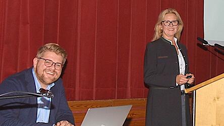 Gut gelaunt trotz Corona in der B&uuml;rgerversammlung: Langenbachs B&uuml;rgermeisterin Susanne Hoyer und ihr Gesch&auml;ftsleiter Bernhardt G&ouml;tz.