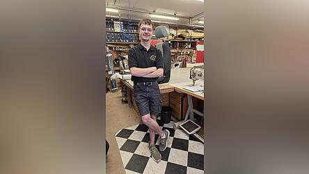 Luca Hettenbach ist 19 Jahre alt und frischgebackener Kammersieger der Handwerkskammer Niederbayern-Oberpfalz. Er arbeitet in der Werkstatt seines Vaters Rudolf Hettenbach in Bad Kötzting.