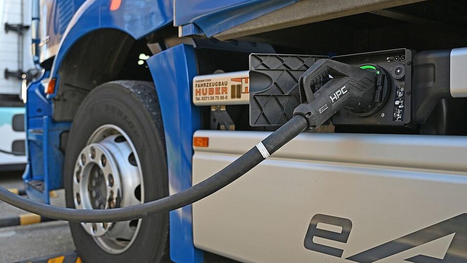 Ein E-Lkw wird auf dem Gelände einer Spedition geladen. Entlang der Autobahnen fehlt es nach Branchenangaben an einem gut ausgebauten Netz an Ladestationen für Lkw. Ein E-Lkw wird auf dem Gelände einer Spedition geladen. Entlang der Autobahnen fehlt es nach Branchenangaben an einem gut ausgebauten Netz an Ladestationen für Lkw.