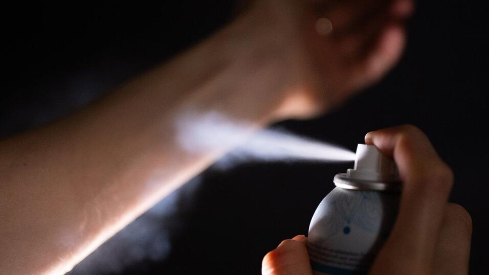 Wer ganz sicher eine Deo-Aura haben will, sprüht es nicht nur auf die Achseln, auf Haare oder Brust, sondern auch aufs Handgelenk. (Symbolbild) Wer ganz sicher eine Deo-Aura haben will, sprüht es nicht nur auf die Achseln, auf Haare oder Brust, sondern auch aufs Handgelenk. (Symbolbild)