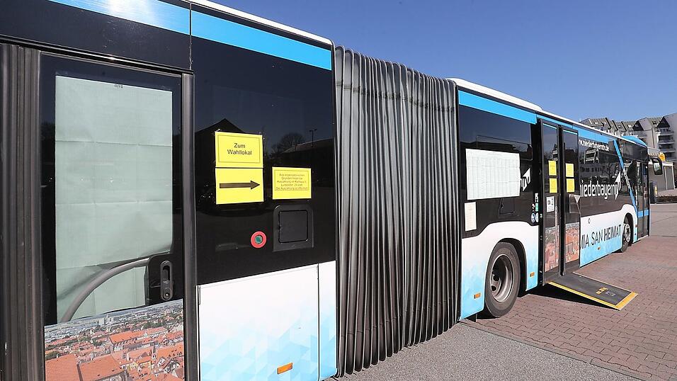 Wahlb&uuml;ros wurden wegen der Besuchsverbote in Alten- und Pflegeheimen kurzerhand in Stadtbusse verlagert.