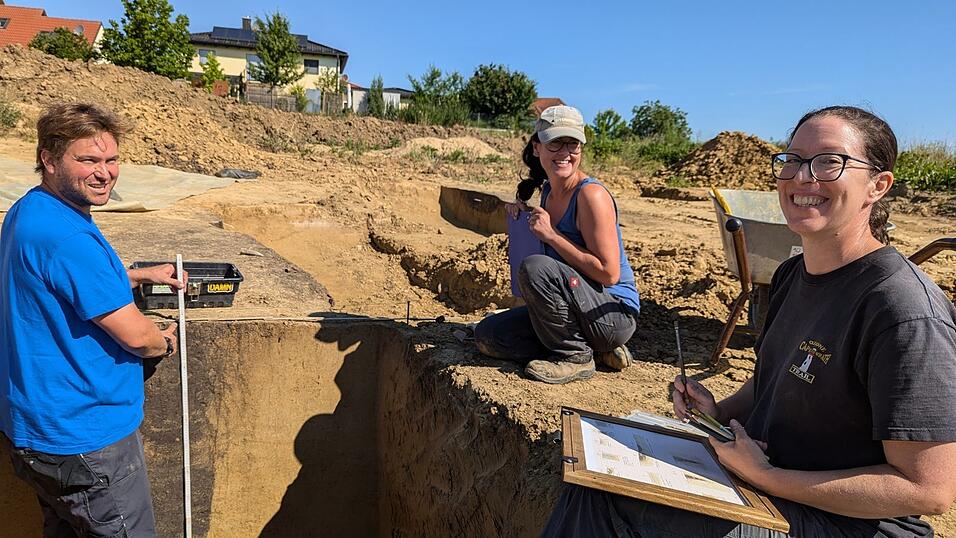 Das Team der Kreisarchäologie mit Thomas Richter (v.l., Kreisarchäologe), Sabine Kunz (Grabungstechnikerin) und Sabine Zawadzki (Grabungstechnikerin) an der Ausgrabungsstelle des frühmittelalterilichen Ast (8. und 9. Jahrhundert). Das Team der Kreisarchäologie mit Thomas Richter (v.l., Kreisarchäologe), Sabine Kunz (Grabungstechnikerin) und Sabine Zawadzki (Grabungstechnikerin) an der Ausgrabungsstelle des frühmittelalterilichen Ast (8. und 9. Jahrhundert).
