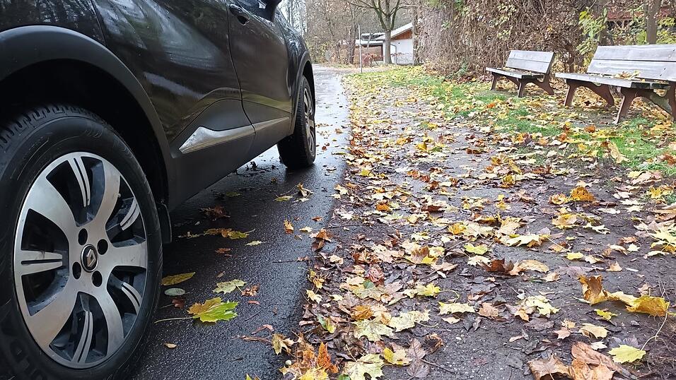 Auf dem unbefestigten Seitenstreifen am Wundermühlweg ist das Halten und Parken verboten eine Regelung der Straßenverkehrsordnung, die dort erst durch die Kontrollen bekannt wurde. Auf dem unbefestigten Seitenstreifen am Wundermühlweg ist das Halten und Parken verboten eine Regelung der Straßenverkehrsordnung, die dort erst durch die Kontrollen bekannt wurde.