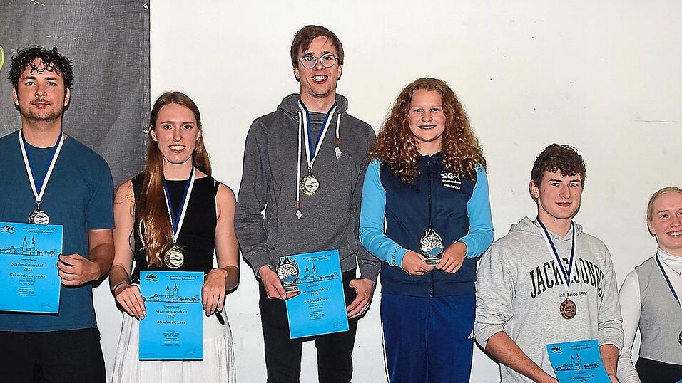 Die schnellsten Moosburger 2025 (v.l.): Alexander Gr&uuml;mbel (2.), Lara Meinhardt (2.), die Stadtmeister Julius Ambros (1.) und Johanna Wadenstorfer (1.), Quirin Ausfelder (3.) und Paula Meinhardt (3.).