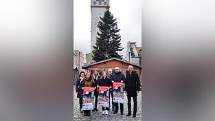 Daniela Bachmeier (Amtsleitung Wirtschaftsförderung), Nina Wolf, Veronika Amann (Stadtmarketing), Svenja Fröschl (Christkindl), Klaus Stegmann (Bauhofleiter), Matthias Reisinger (Stadtmarketingleiter) und OB Markus Pannermayr hoffen auf einen friedlichen Christkindlmarkt. Daniela Bachmeier (Amtsleitung Wirtschaftsförderung), Nina Wolf, Veronika Amann (Stadtmarketing), Svenja Fröschl (Christkindl), Klaus Stegmann (Bauhofleiter), Matthias Reisinger (Stadtmarketingleiter) und OB Markus Pannermayr hoffen auf einen friedlichen Christkindlmarkt.