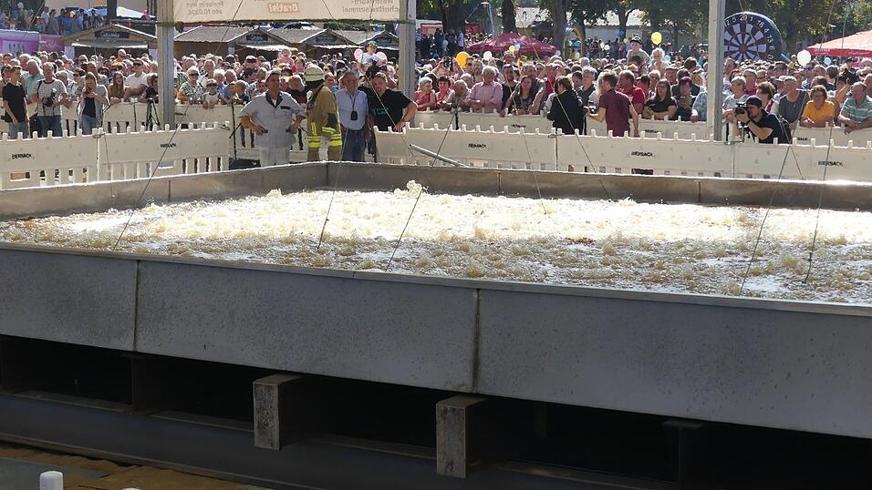 Hunderte freiwillige Helfer haben angepackt und zusammen mit den beiden Initiatoren Werner Biersack und Rudi Dietl das XXL-Schnitzel vorbereitet und gebraten. Das Spektakel vor einem Jahr lockte Tausende Besucher nach Mengkofen.